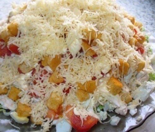 Салат с курицей, сыром и сухариками?