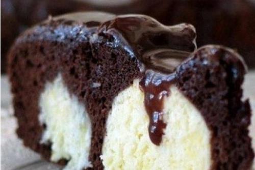 Вкуснейший шоколадный пирог с творожными шариками.