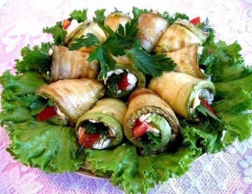 Рулетики из кабачков с плавленым сыром.