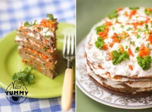 Печеночный торт со сметанным соусом.