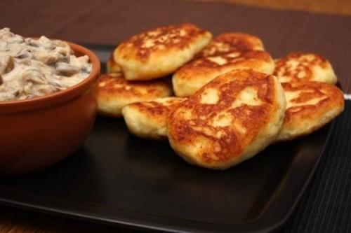 Картофельные котлеты.   Это очень хороший и простой способ разнообразить ваш стол, если вы предпочитаете картофель другим видам гарниров. 04