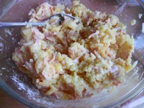 Картофельные котлетки с колбасой и сыром. 04