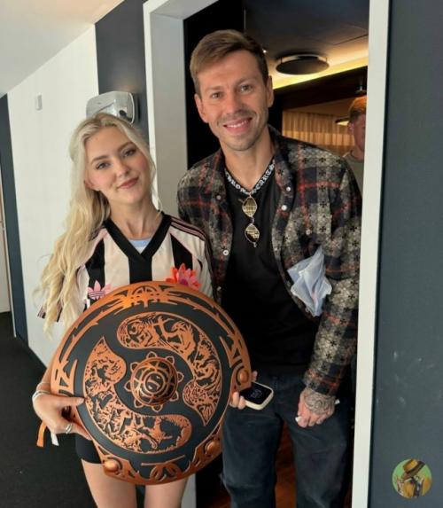 Фёдор смолов вновь оказался в центре внимания - на этот раз не на футбольном поле, а вместе с Евой эльфи. 01