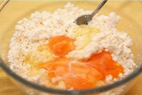 Сырники с манкой и изюмом. 01