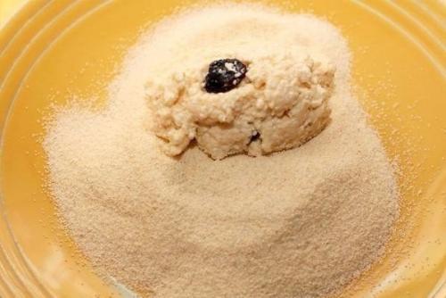 Сырники с манкой и изюмом. 02