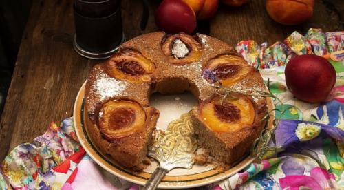 Пирог из гречневой муки с фундуком и нектаринами.