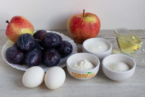 Пирог со сливами и яблоками.