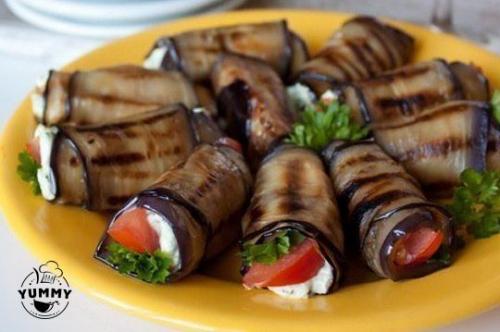 Рулетики из баклажана с фетой и помидорами.