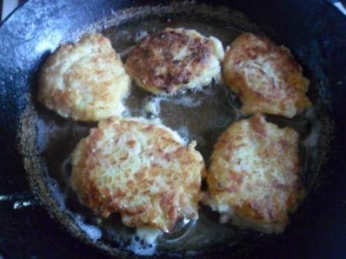 Картофельные котлетки с колбасой и сыром. 05