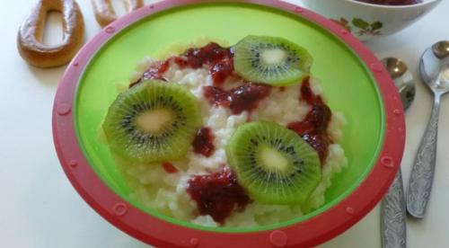 Рисовая каша с соусом из киви и крыжовника.