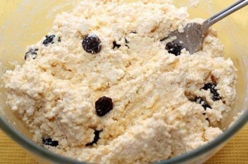 Сырники с манкой и изюмом. 04